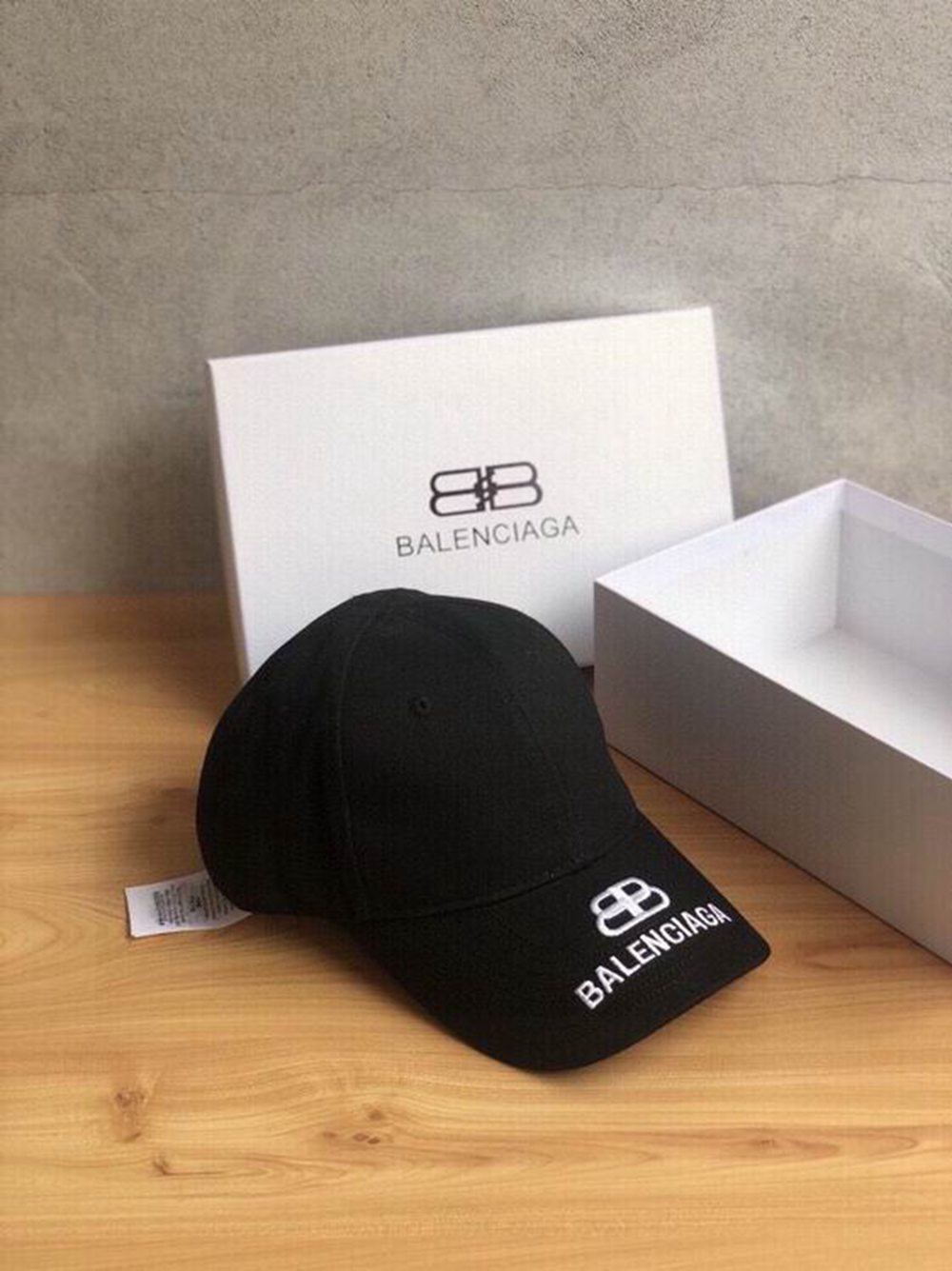 Ba*len*cia*ga hat